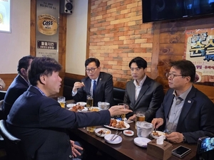 “푸른 점퍼 입혀주고 포옹”…‘지선 D-90’ 속도내는 민주당