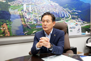 [인터뷰] 신영재 홍천군수, 홍천 100년 미래 모멘텀 완성…“100년 숙원 철도 문 열었다”