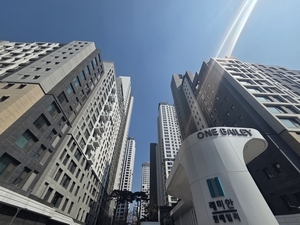 (단독) [장혜원의 부동산 현장] “아파트 담장 하나에 1000억?”…원베일리 ‘발칵’