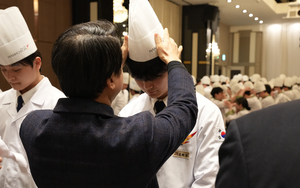 ‘셰프의 첫 단추를 채우다’ 호텔학교 한호전, 실무형 인재 양성 위한 착복식 개최