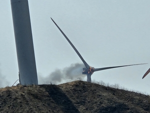 영덕 풍력발전기 화재로 1명 사망·2명 실종…정비 작업 중 사고 발생, 산불로 확산