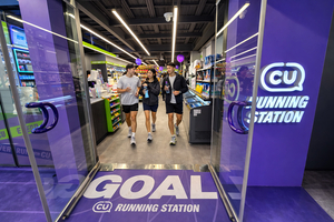 러닝 붐에 유통가도 뛴다…특화 매장에 이색 마라톤도