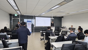 회장님 연봉은 10억, 회사 비전은 “검토 중”…블루콤 주총서 주주들 ‘분통’ [주총 현장]