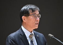 환율도, 물가도 ‘금리만으론 한계’...이창용 총재의 마지막 진단