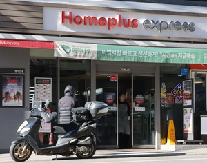 한숨 돌린 홈플러스, 회생 성공까지는 ‘첩첩산중’