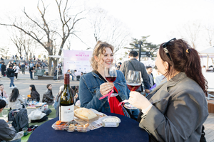 [현장] 남산에 돗자리 편 外人 관광객들…CJ ‘K-라이프스타일 생태계’ 통했다