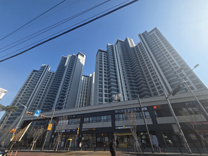 [르포] “전세보다 싸도 못 산다”… 강동 헤리티지자이 ‘9억 로또 청약’ 결국 현금 게임