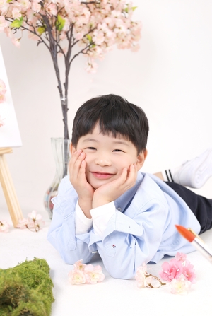 키즈모델 김도하·김도휘, 봄 감성 화보로 시선 집중… 플로르 ‘벚꽃과 캔버스’ 공개