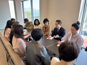 부산교육감 선거, 사실상 양자구도…최윤홍 ‘현장 행보’로 존재감 키운다