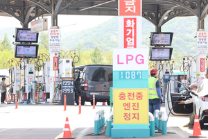 4차 석유 최고가격, 또 동결…“언제까지 계속하나” 논란도