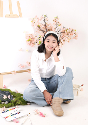 플로르, ‘벚꽃과 캔버스’ 주제의 봄 시즌 키즈 화보 선보여…