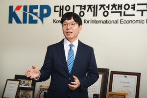 [에경 초대석] 이시욱 KIEP 원장, “트럼프發 불확실성…통상·안보 패키지로 대응”