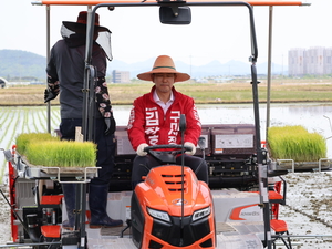“현장에 답 있다”…김장호 구미시장 예비후보, 모내기 현장서 ‘농심’ 파고들다