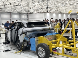 “펑~” 충돌 순간에도 멀쩡…안전센터서 확인한 中전기차 [해외현장]