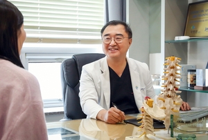 [전문의 칼럼] 목 통증 방치가 ‘손 저림’ 부른다