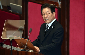 野 ‘무반응 전략’…침묵으로 맞섰지만, 연설 뒤엔 악수