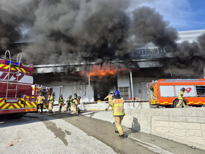 완도 냉동창고 화재…소방관 2명 순직
