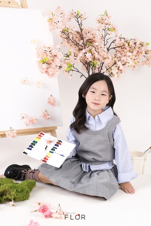 플로르키즈, 봄 감성 담은 새 화보 공개…키즈모델 이나린·정다희 각기 다른 매력 눈길