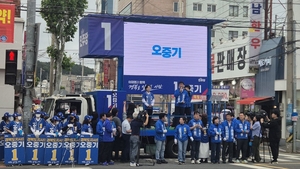 오중기 경북도지사 후보, 포항 죽도시장서 첫 유세…“경북 대전환 반드시 이뤄낼 것”