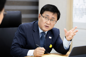 김성환 장관 “기후·에너지 통합은 시대적 소명…‘전기국가’로 대전환 선도”[창간 인터뷰]