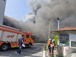 충남 서산 車 부품공장서 불…6시간 넘게 진화 작업