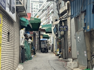 [르포] “선거 특수요? 옛말이죠”…현수막 골목, ‘대목’이 사라졌다