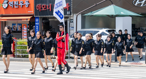 평택 사거리에 등장한 시니어 모델들…국제대, 이색 로드쇼 개최