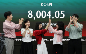 코스피 사상 첫 8000 돌파…외국인 던진 물량 개인이 받아[개장시황]