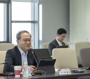 [금융 풍향계] 이찬우 농협금융 회장 “기업 성장 지원 생산적금융 나아가야” 外
