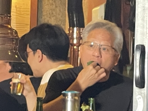 “퇴근 후 삼겹살에 소주한잔 어때?”…홍대 블금 즐긴 젠슨 황[현장]