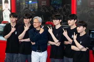젠슨 황, 방한 첫 행선지는 PC방…“한국 e스포츠 발상지” 찬사
