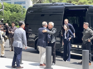 현대차그룹 본사 찾은 젠슨 황…정의선과 뜨거운 포옹