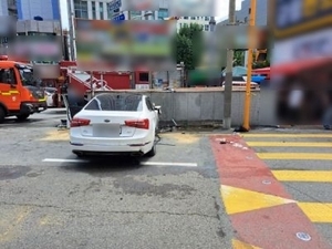 부산서 70대 운전자 차량 인도 덮쳐 2명 숨지고 2명 다쳐