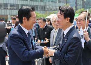 “선거 이겼는데”…민주당 지지율 하락 이유는