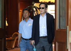 선글라스 낀 이재용, 선밸리서 ‘파운드리 세일즈’