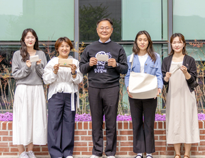 칠곡군, 폐기 참외의 대변신…친환경 가죽으로 재탄생