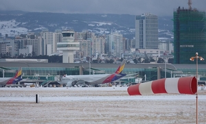 김포공항 강풍 불면 1400만원 날아간다…‘항공편 지연의 경제학’
