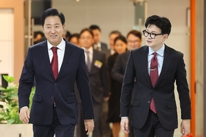 보수 권력지형 요동…오세훈 사법리스크에 ‘반사이익’ 한동훈 존재감 확대