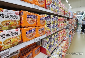 콜라·만두 이어 라면도···가공식품 가격 ‘줄인상’