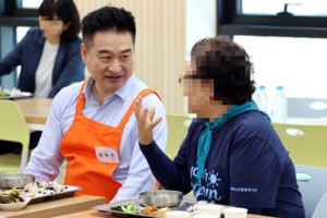 최혁진 의원, 북원노인복지관서 어르신 의견 청취·배식봉사