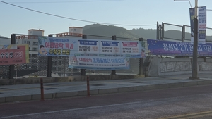 청도군, 관문부터 현수막 ‘덕지덕지’…단속 주체가 되레 도시미관 해치나