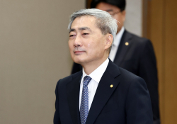 “6개월 뒤 3.25%” 점 몰렸다...한은, 기준금리 ‘추가 인상’ 시사