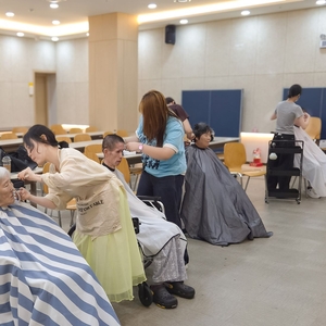 노블리즈뷰티아카데미, 동행요양병원서 8월 정기 커트 봉사 진행