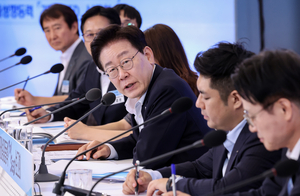 李대통령 “반도체 다음 먹거리 준비해야…7대 첨단기술, 차세대 성장엔진”