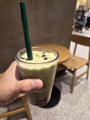 [마셔보니] 호불호 없는 ‘고급 팥빙수’ 맛···스벅 ‘레드빈 말차 코코 프라푸치노’