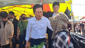 [현장] 정청래, 모란시장 찾아 민심 탐방…“TV에 나온 그 사람입니다”