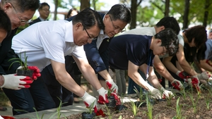 광복절 맞아 무늬 맥문동 심었다…농어촌공사, 우리 풀꽃나무 확산 운동 추진