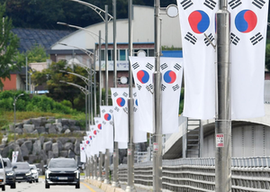 규격 미달 중국산 태극기 저가 유통 심각…국내 제조업체 경영난 우려