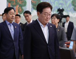 李대통령 취임 후 첫 지지율 30%대…靑 “국정 운영 전반 살필 것”