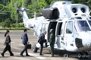 “특검하랬더니 특권 휘둘러”…‘軍 만류’에도 ‘해병대 헬기’ 탄 권창영 특검에 비난 쏟아졌다